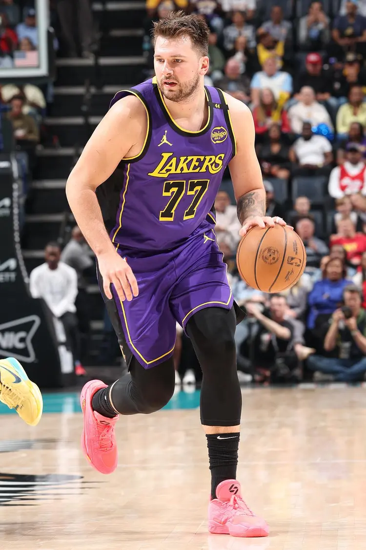 爱游戏体育官方网站-东契奇重返赛场，重要助攻首场状态出色，尤文图斯观众沸腾！(东契奇精彩集锦)